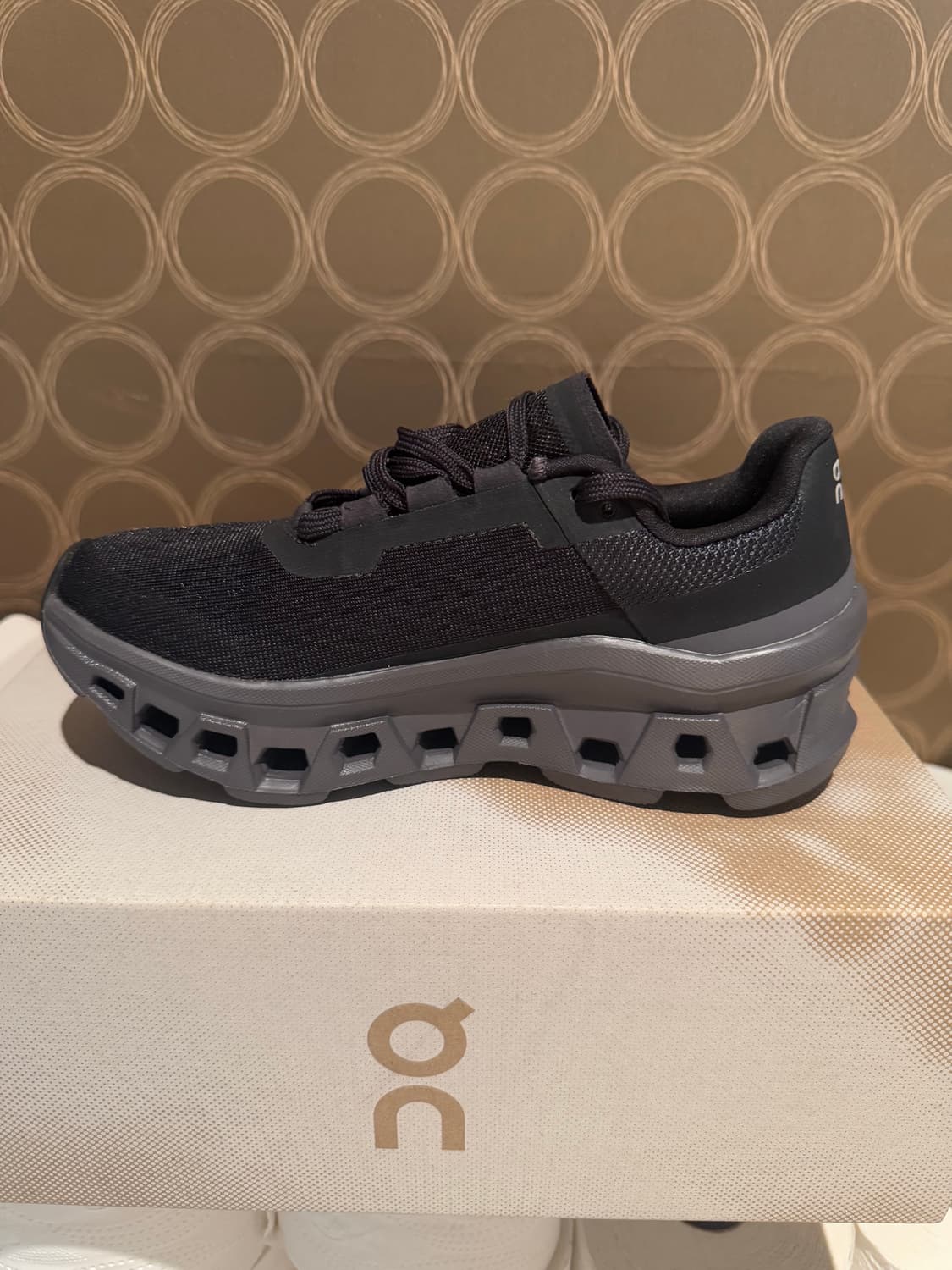 온러닝 클라우드몬스터 블랙 230새상품 상품이미지3