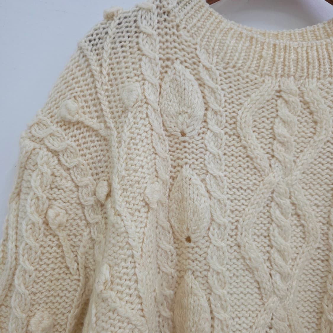 아이보리 케이블 꽈베기 라운드넥 루즈핏 아란 니트 상품이미지4