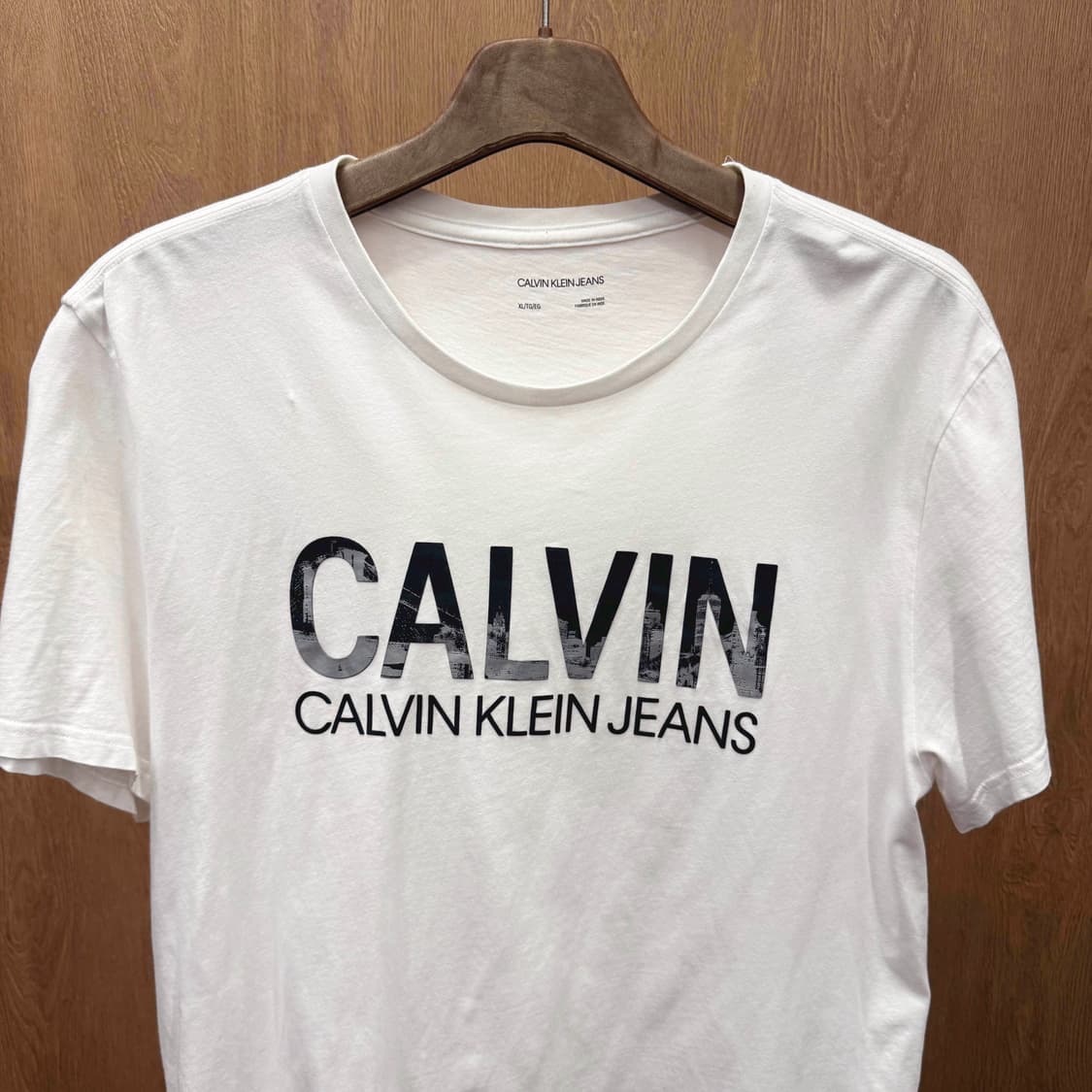 캘빈클라인 베이직 반팔 티셔츠 빅로고 프린팅 그래픽 디테일 화이트 상품이미지4