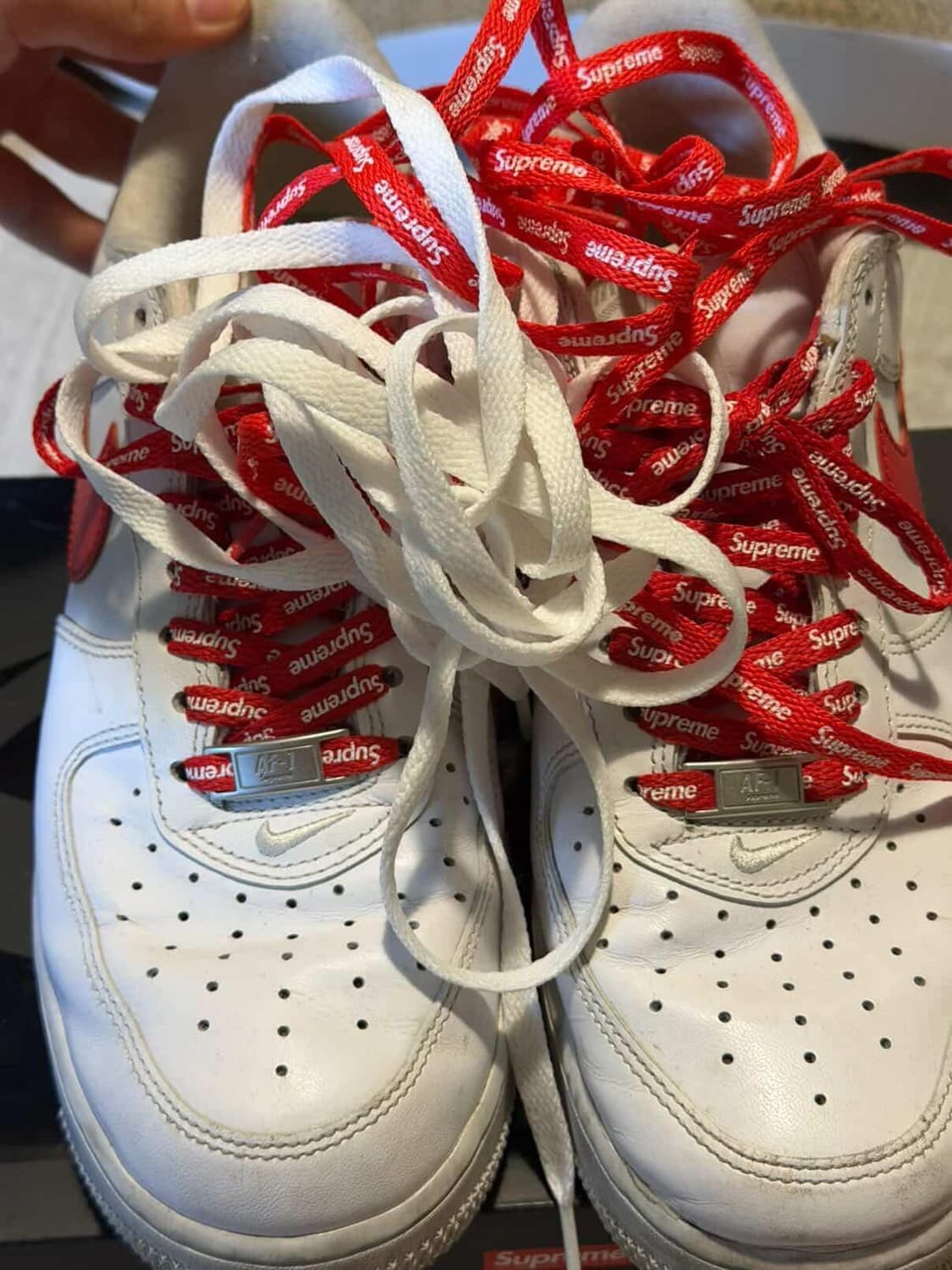 나이키x슈프림 에어포스 1 로우 화이트 스피드 레드-상하이 스토어 한정 상품이미지9