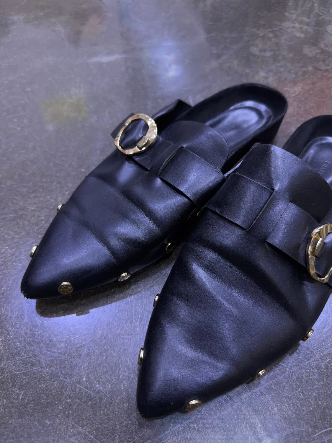 찰스앤키스 해머드 버클 스터드 포인티드 토 뮬 슬리퍼 235 상품이미지4