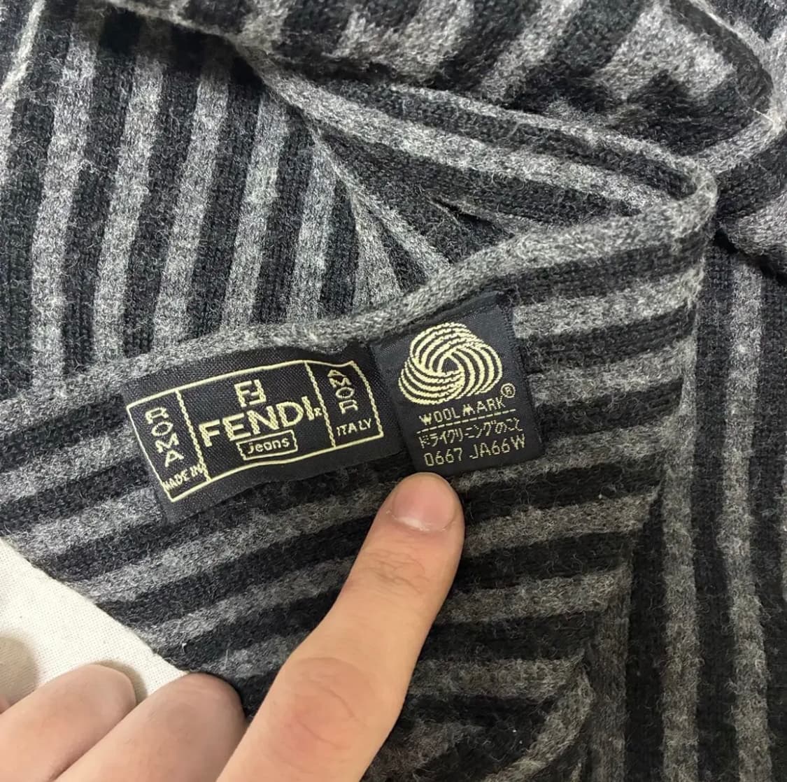 펜디 주카 스트라이프 머플러 상품이미지5