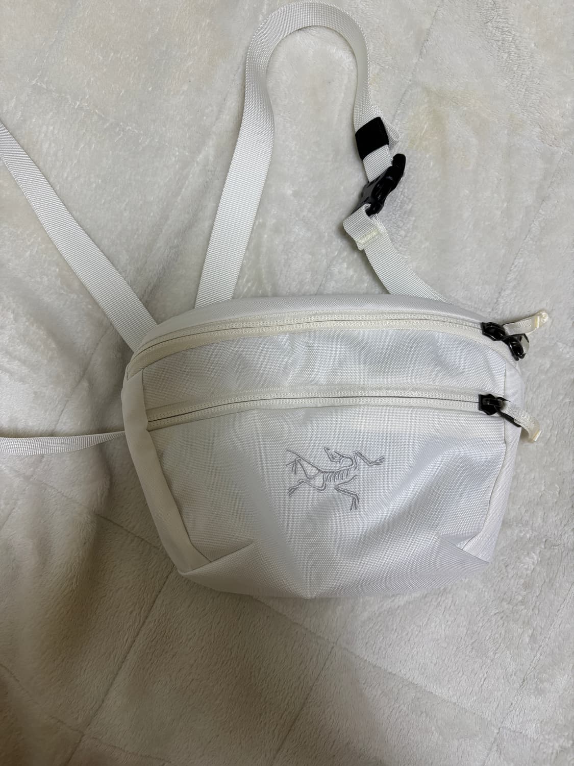 아크테릭스 크로스백 아이보리 상품이미지1