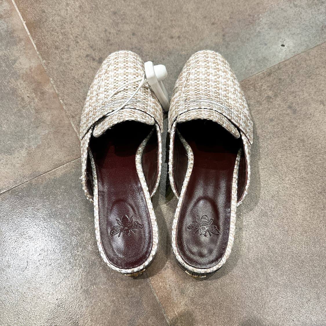 부젯 여성 베이지 뮬 블로퍼

70% 상품이미지3