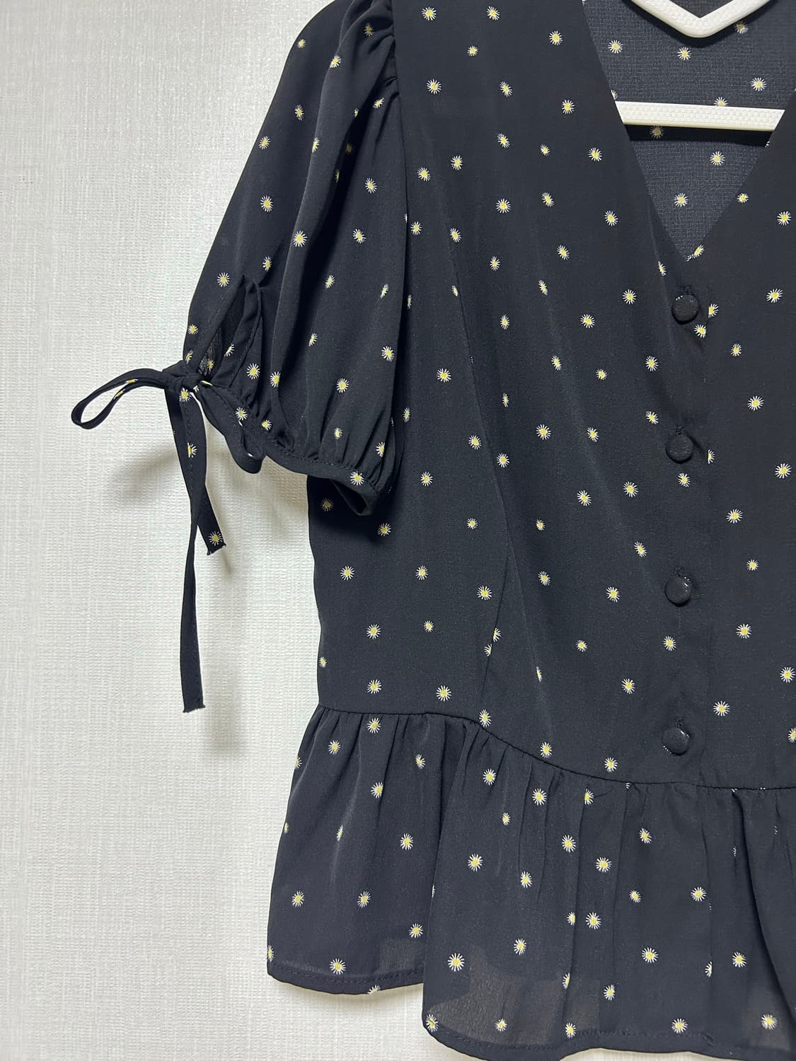 꽃무늬 브이넥 프릴 블라우스 상품이미지3