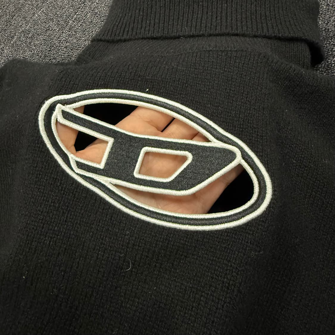 디젤 컷아웃 로고 터틀넥 니트 반팔 상품이미지5