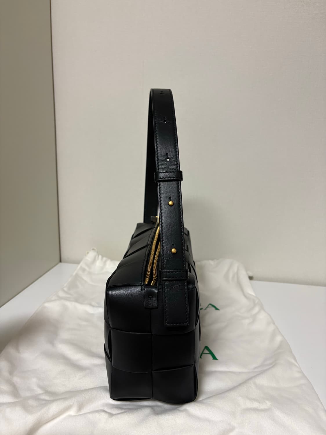 보테가베네타 브릭 카세트 숄더백 블랙 상품이미지2