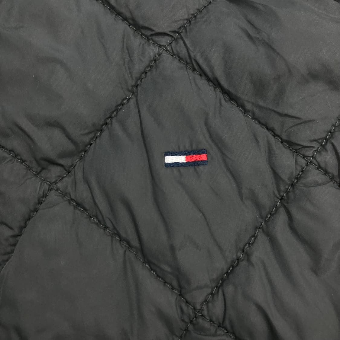 타미힐피거 차콜 컬러 스몰 로고 퀼팅 패딩 조끼 상품이미지2