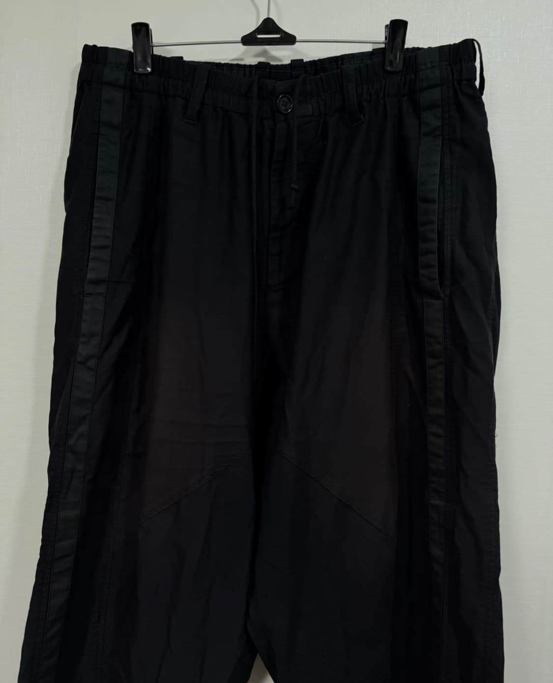 요지야마모토 뿌르옴므 테이프 심 디테일 배기팬츠 상품이미지5