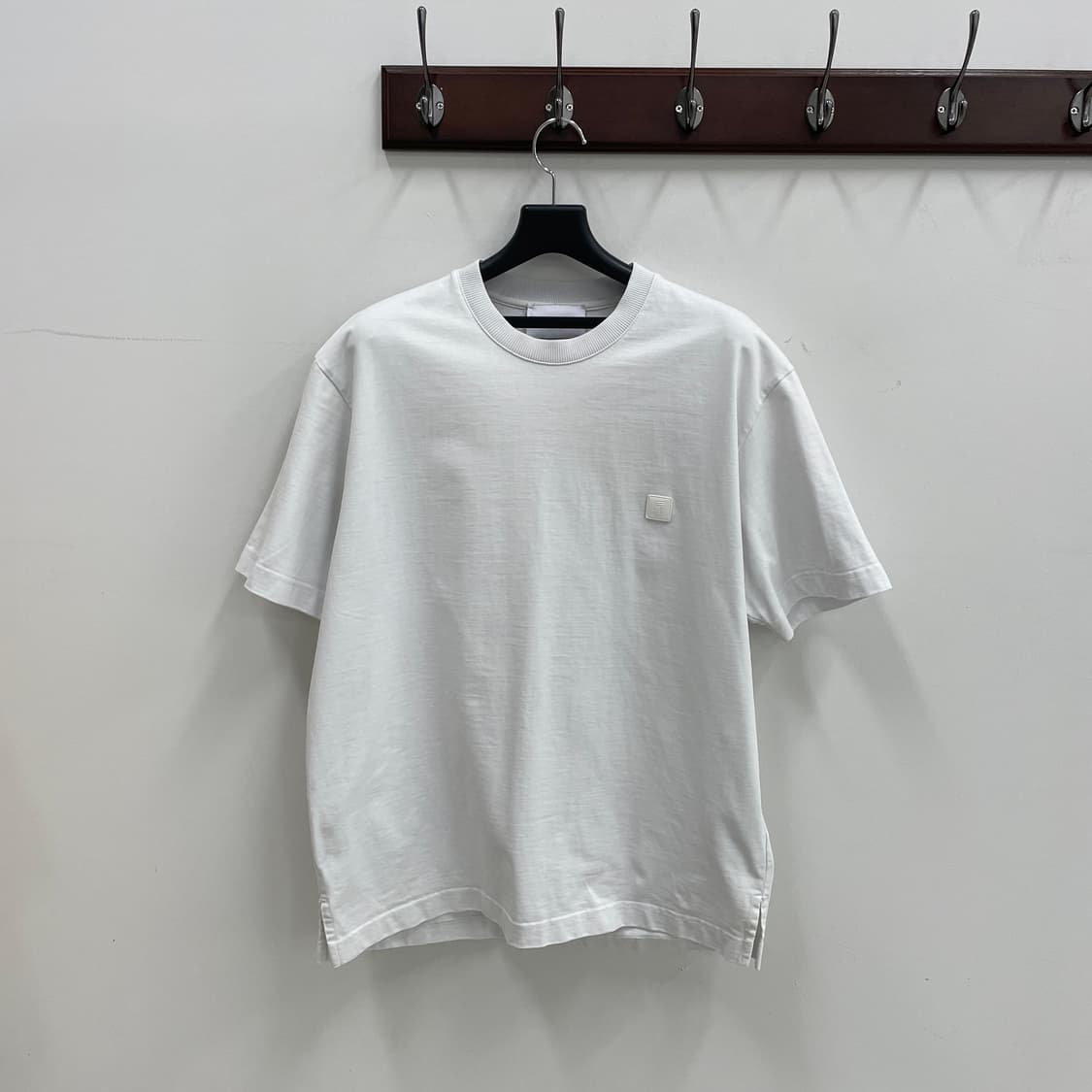 솔리드 옴므 20S/S 백 로고 화이트 티셔츠 상품이미지1