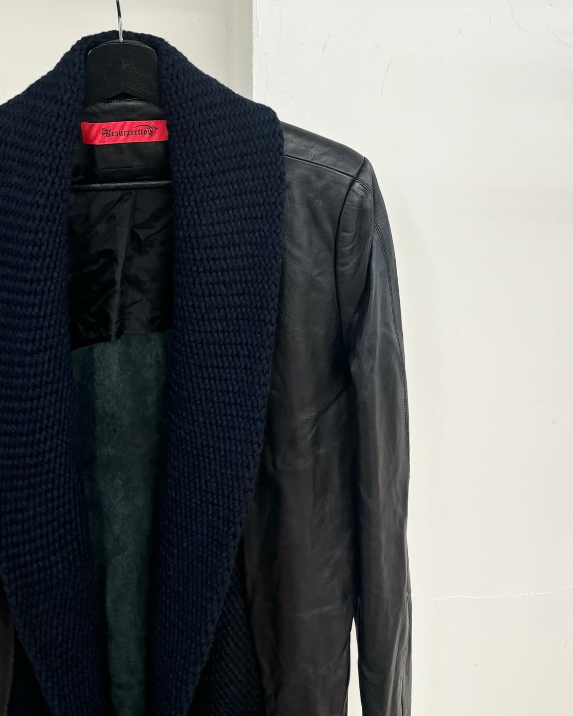 레저렉션 블랙 니트 숄 칼라 레더 롱코트 상품이미지4