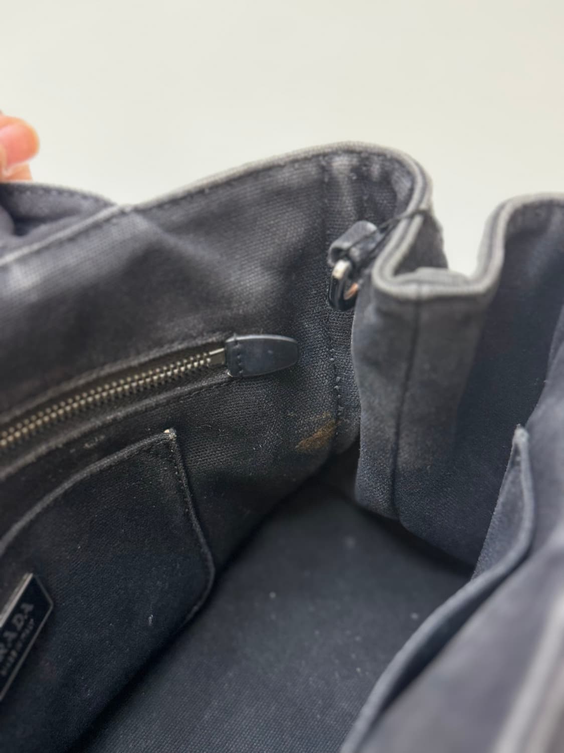 Prada 프라다 엠보스드 로고 캔버스 토트백 상품이미지7