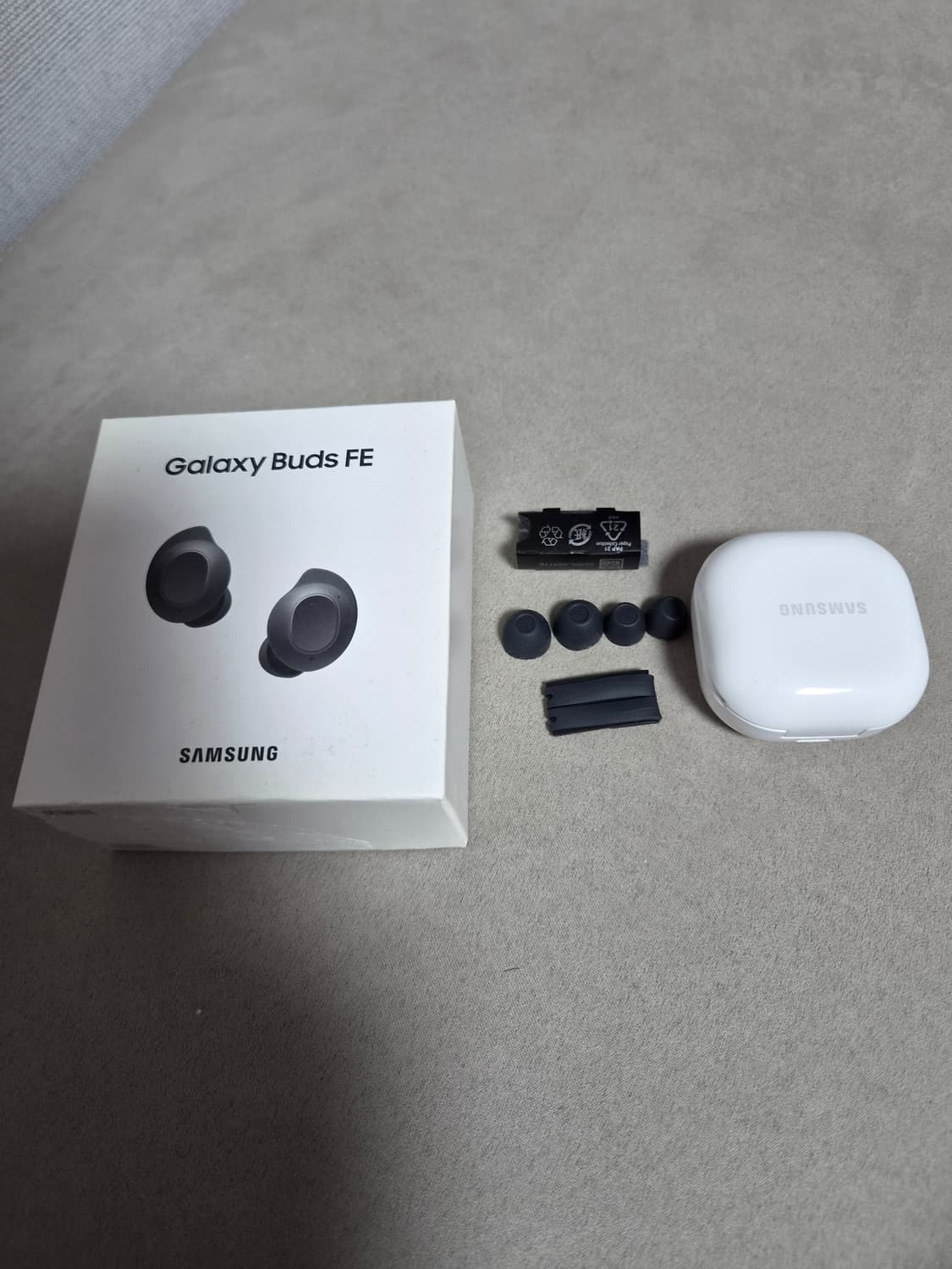 갤럭시 버즈FE 화이트 상품이미지4