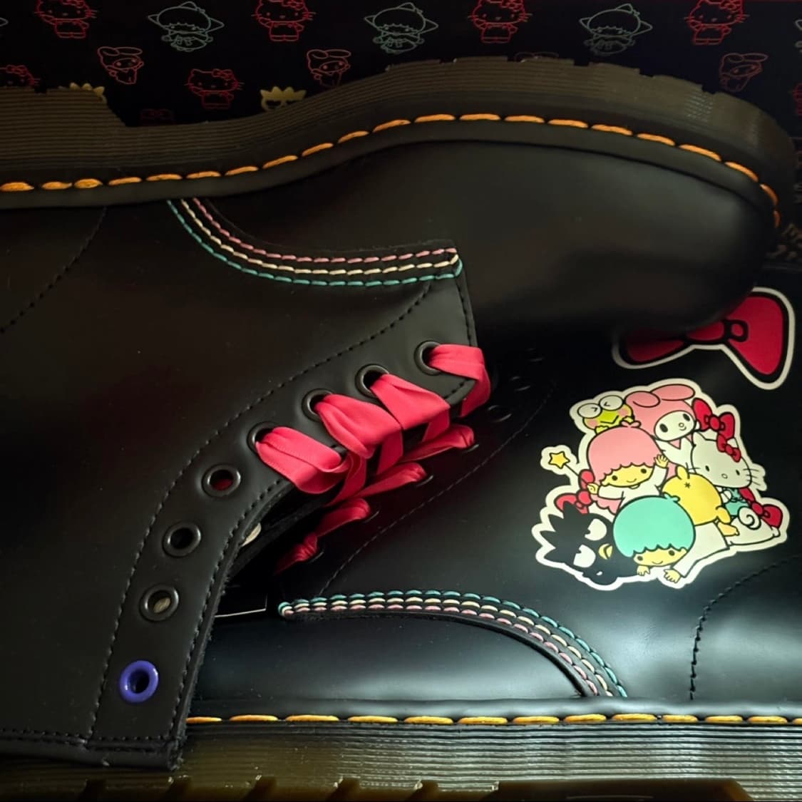 닥터마틴x헬로키티 콜라보 워커 상품이미지1