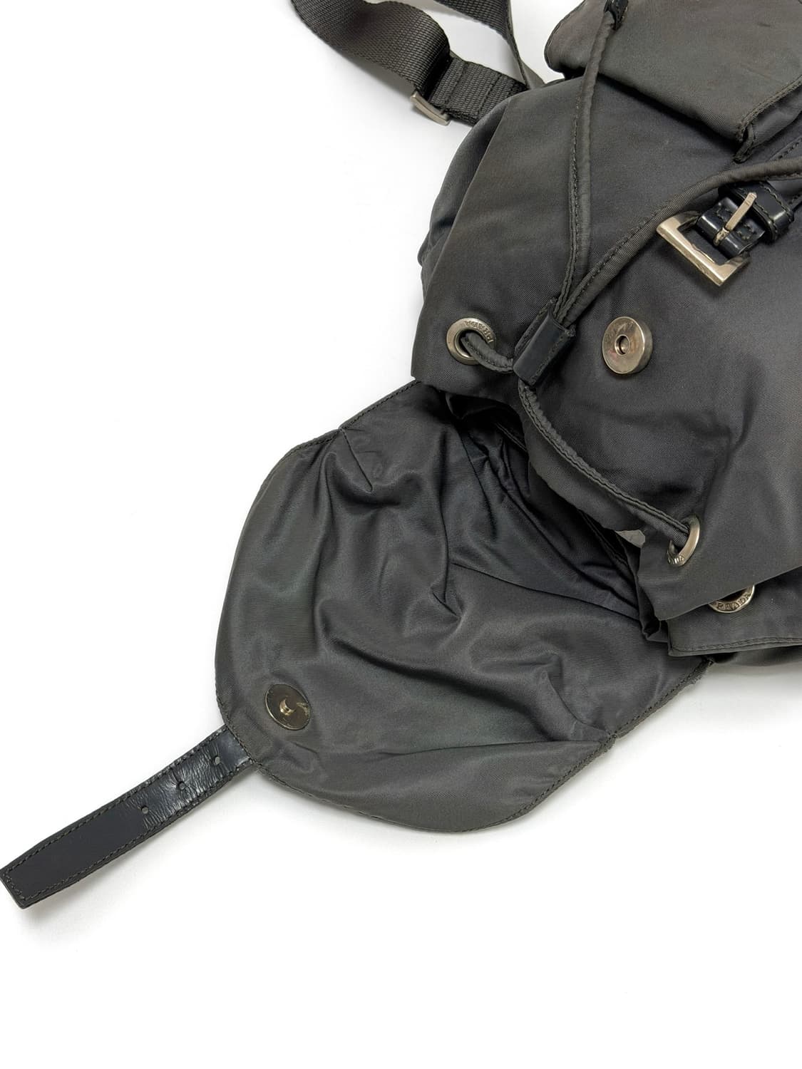 프라다 나일론 포코노 투 포켓 백팩 상품이미지7