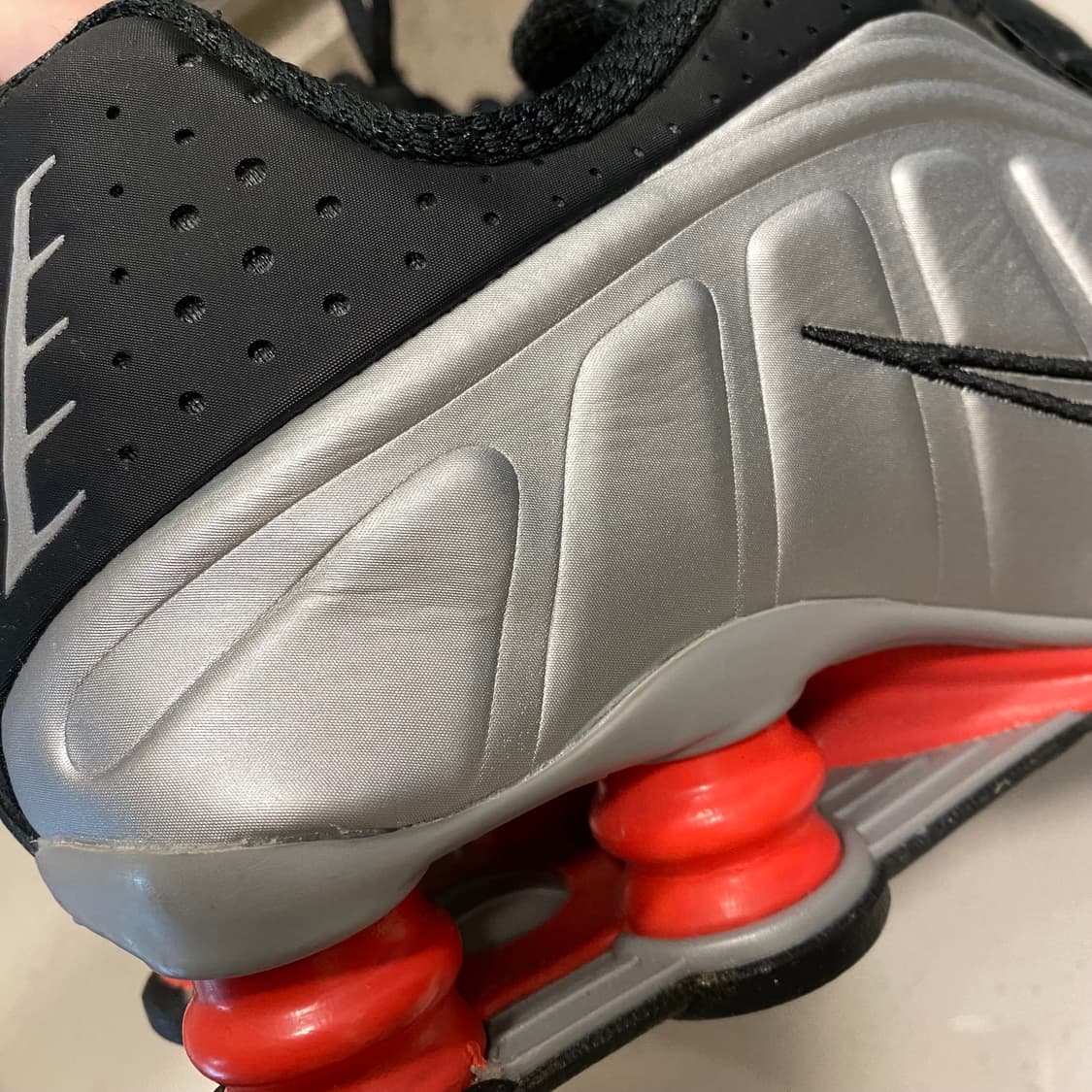 나이키 샥스 R4 메탈릭 실버 레드 255사이즈 상품이미지8