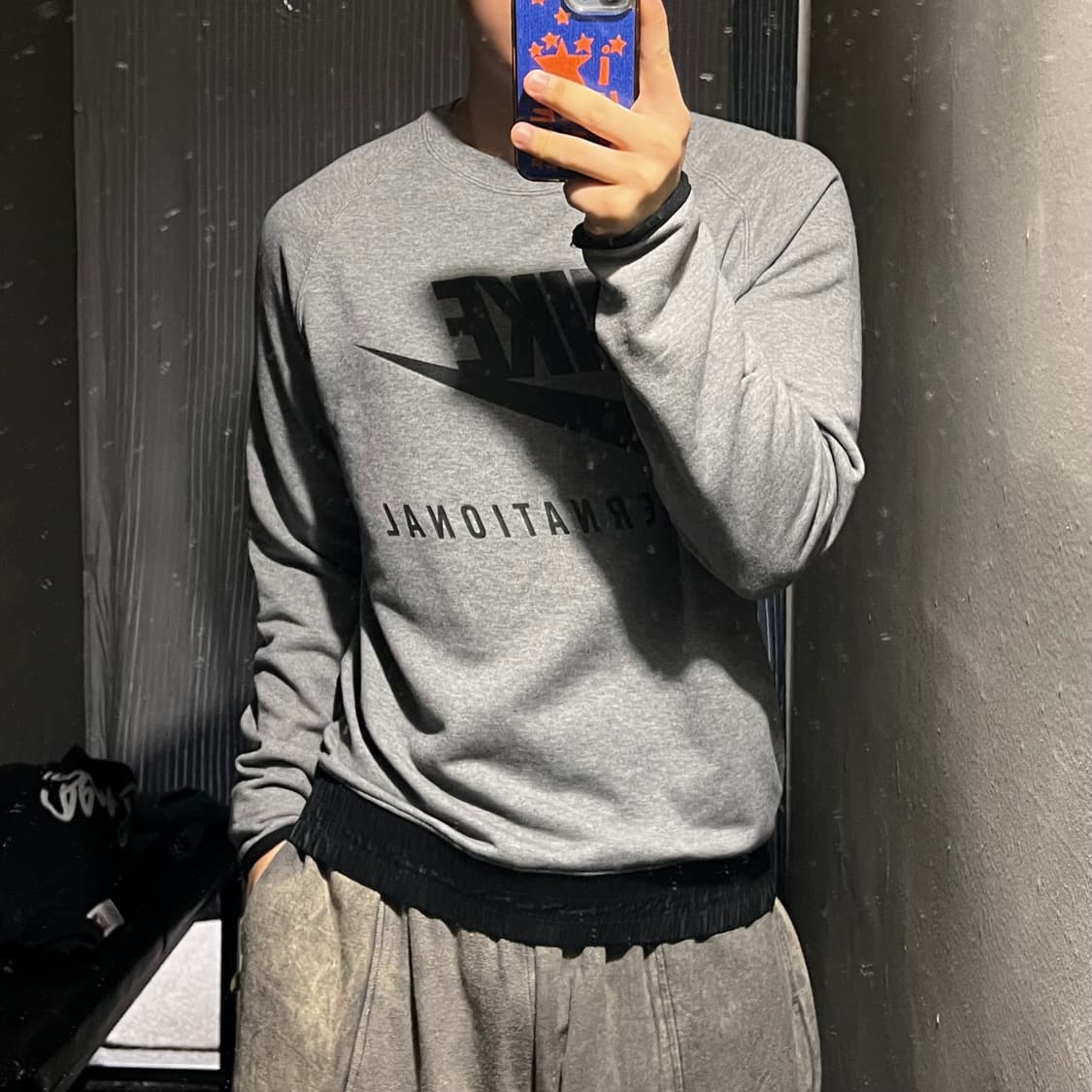 나이키 그레이 블랙 인터내셔널 프린팅 핑거홀 코튼 블렌드 스웻 맨투맨 티 상품이미지2