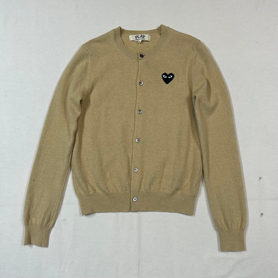 L) 꼼데가르송 플레이 하트 와펜 브라운 가디건 정품 상품이미지1