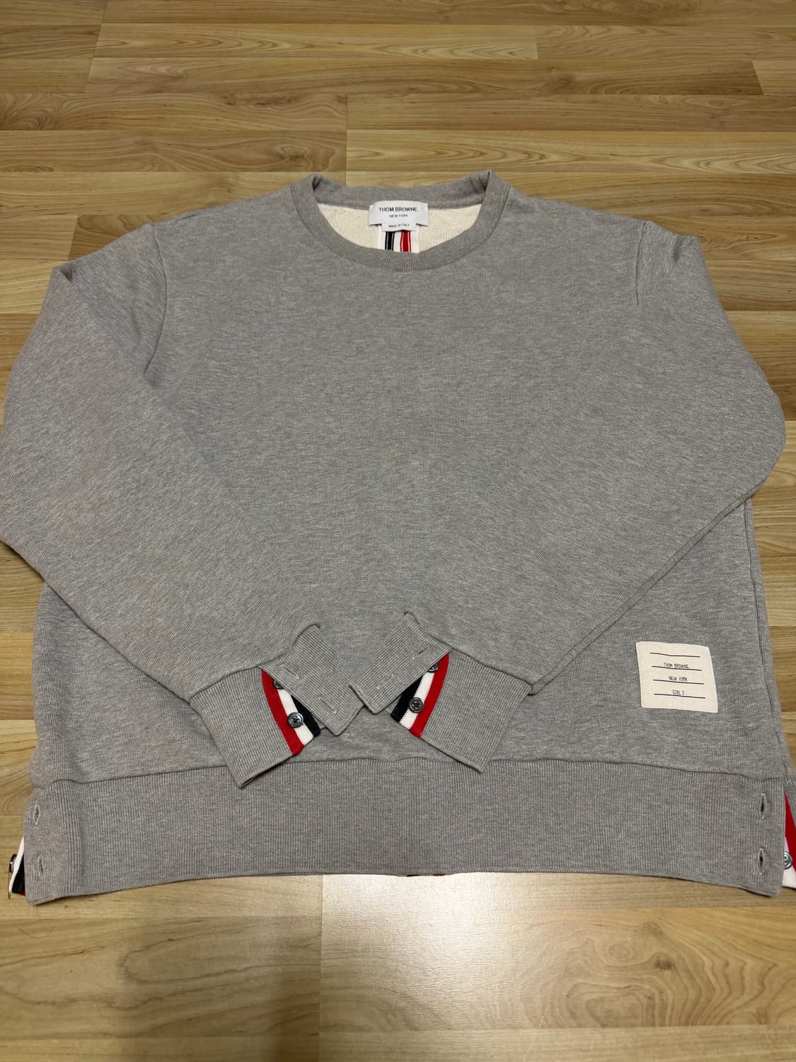 톰브라운 백삼선 맨투맨 그레이 3size 상품이미지1