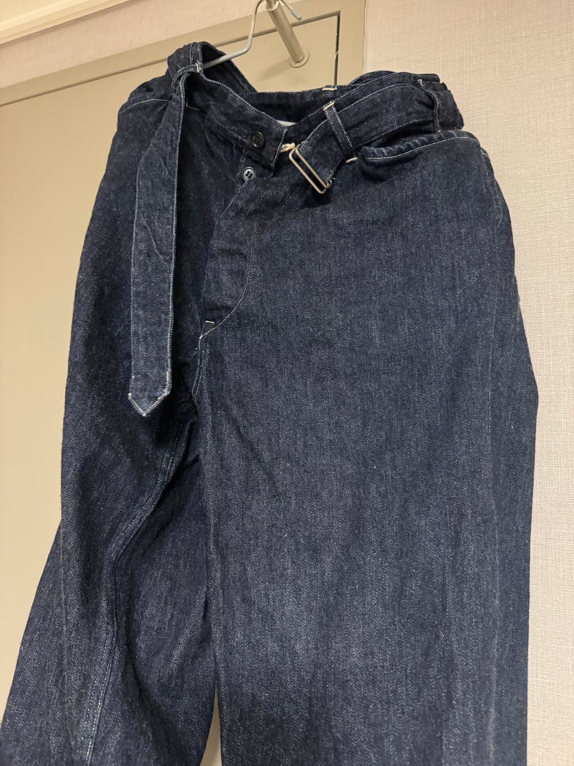 [1] 24SS 코모리 벨티드 데님 팬츠 상품이미지3