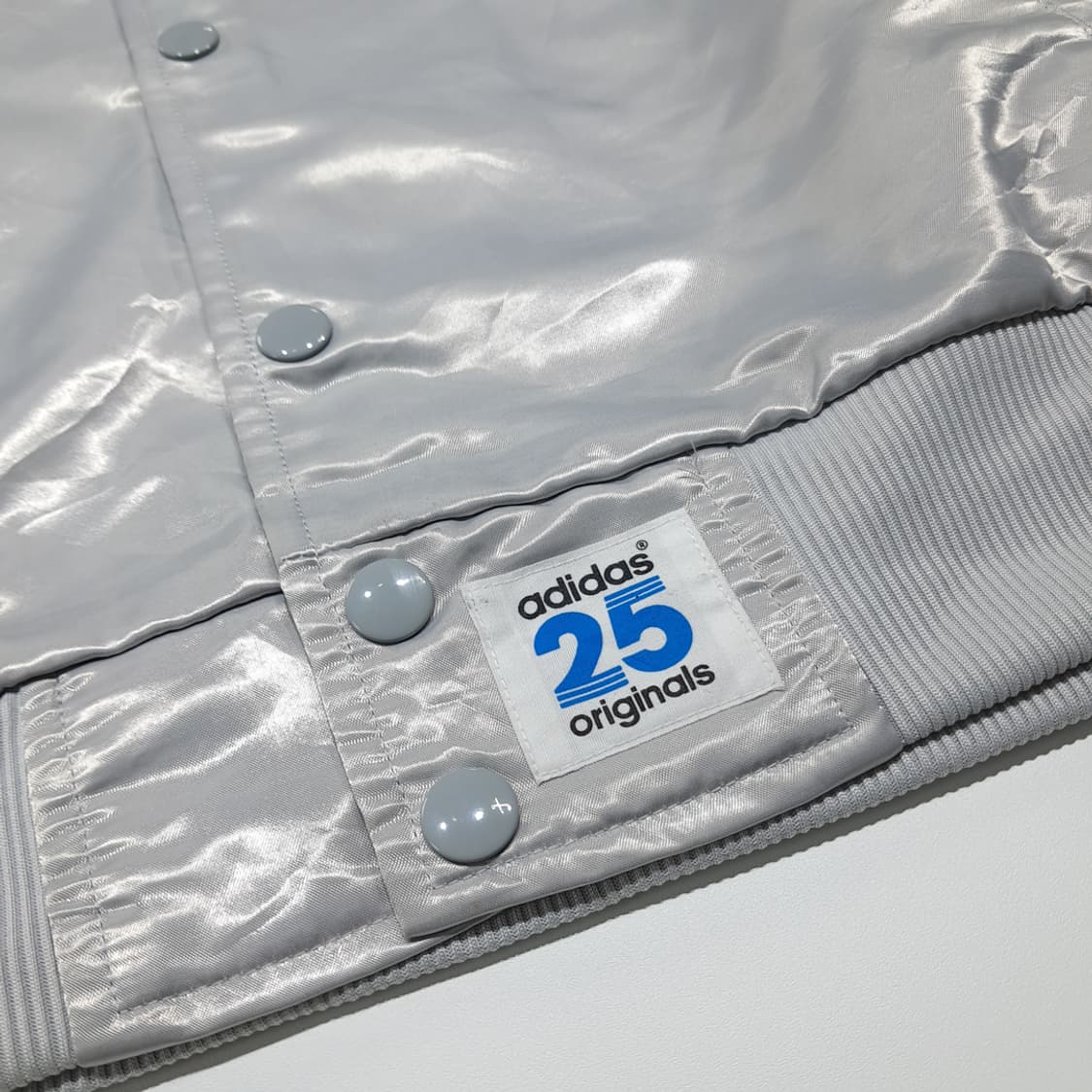 CK129 M 아디다스 니고 25 협업 실버 새틴 빅로고 봄버 자켓 상품이미지5