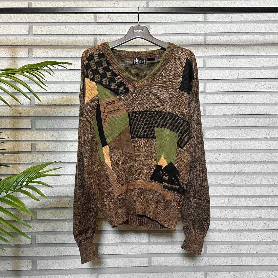 KR VINTAGE 브이넥 니트 기하학 패턴 패치워크 디테일 브라운 상품이미지2