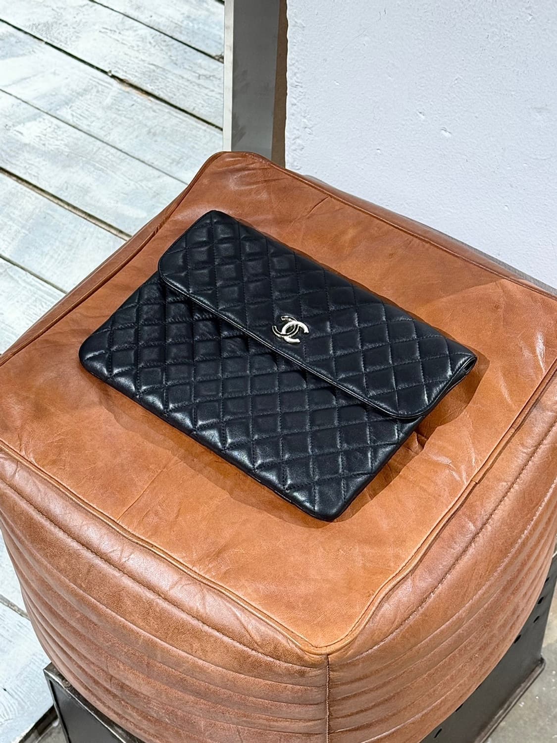 샤넬 블랙 클래식 퀼팅 플랩 클러치 상품이미지1