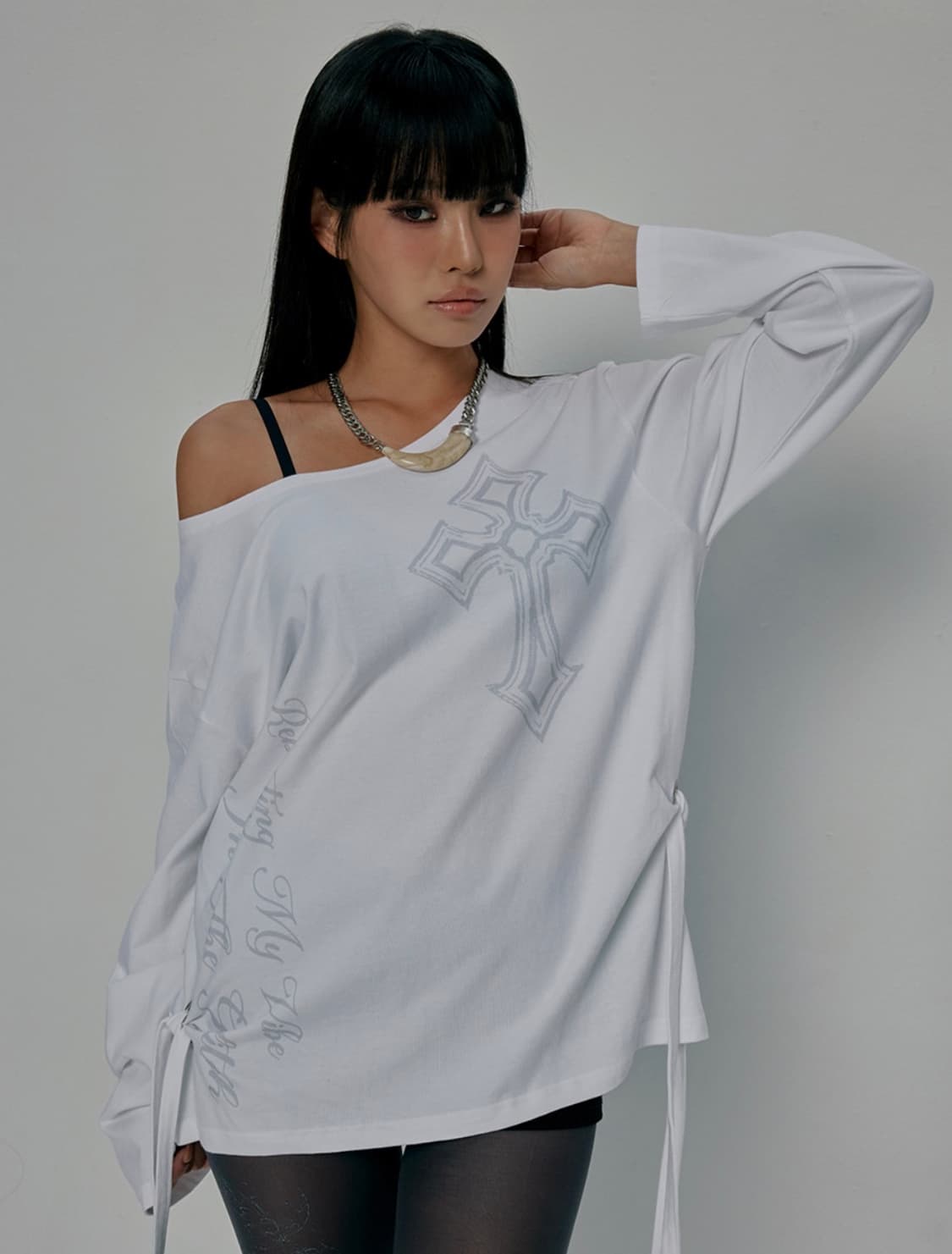 길라 아카이브 ONE SHOULDER GRAPHIC LONG SLEEVE 상품이미지1