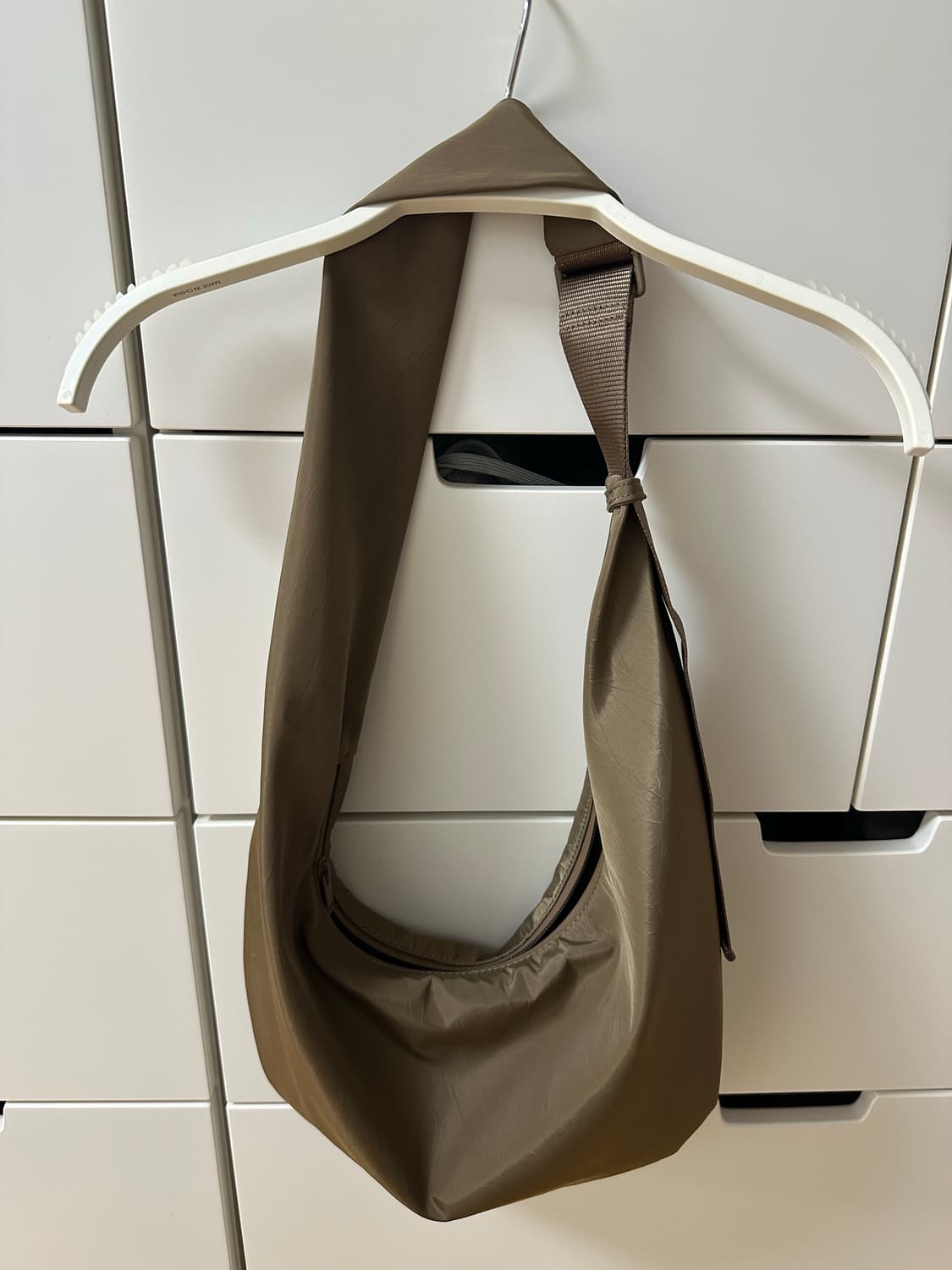 COS 코스 커브드 크로스 바디 백 상품이미지2