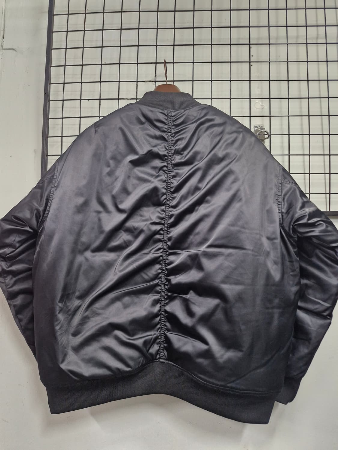 100L 아디다스 남녀공용 블랙 봄버 자켓. 상품이미지6