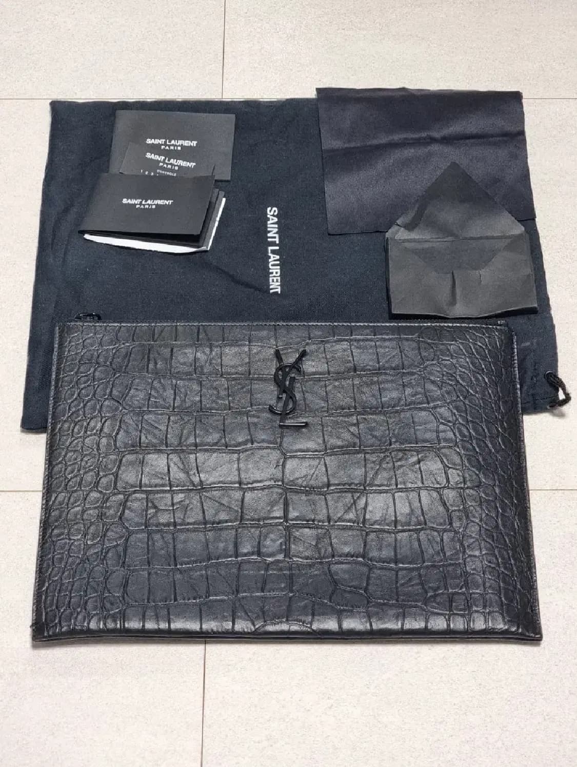 생로랑 모노그램 크로커다일 레더 클러치 백 상품이미지2