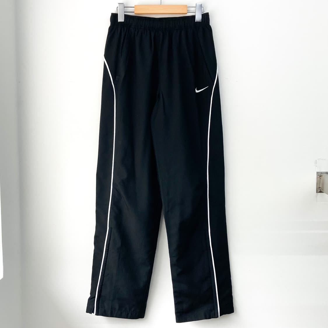 나이키 스우시 사이드 아치 라인 블랙 우븐 팬츠 상품이미지4