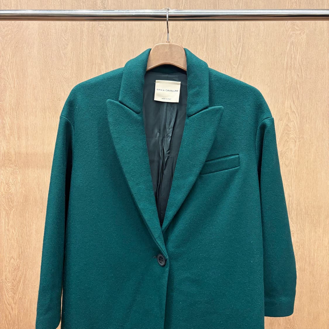 에리카 까발리니 롱 코트 클래식 노치드 라펠 싱글 버튼 슬릿 디테일 그린 상품이미지4