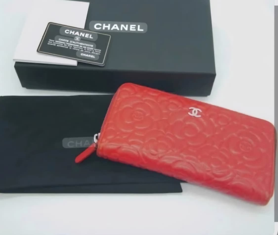 (정품)까멜리아 패턴이 양각된 레드 램스킨 소재의 샤넬 카멜리아 장지갑 상품이미지1