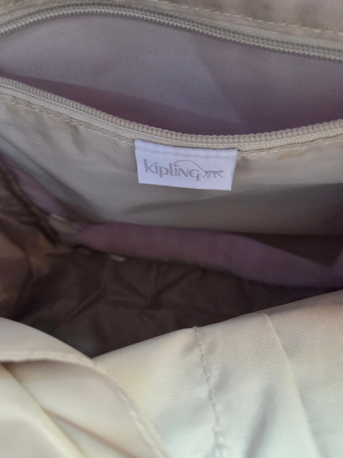 키플링 라벤더 색상 백팩입니다. 재질은 폴리아미드라서 가볍고 튼튼합니다. 상품이미지4