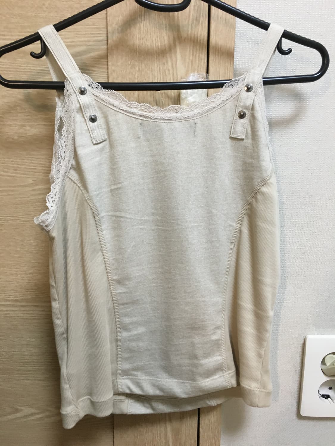 미스치프 레이스 스트랩 슬리브리스 베이지 상품이미지2