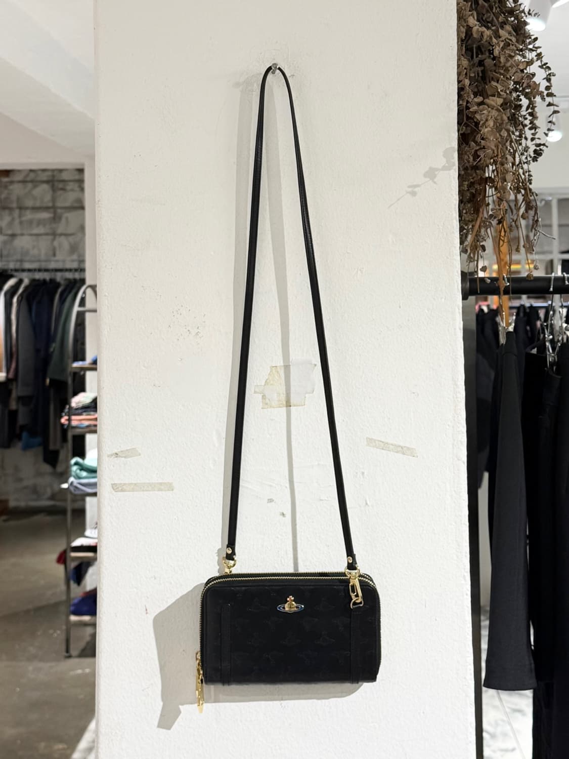 비비안웨스트우드 블랙 orb 패턴 롱 월렛 크로스 백 상품이미지2