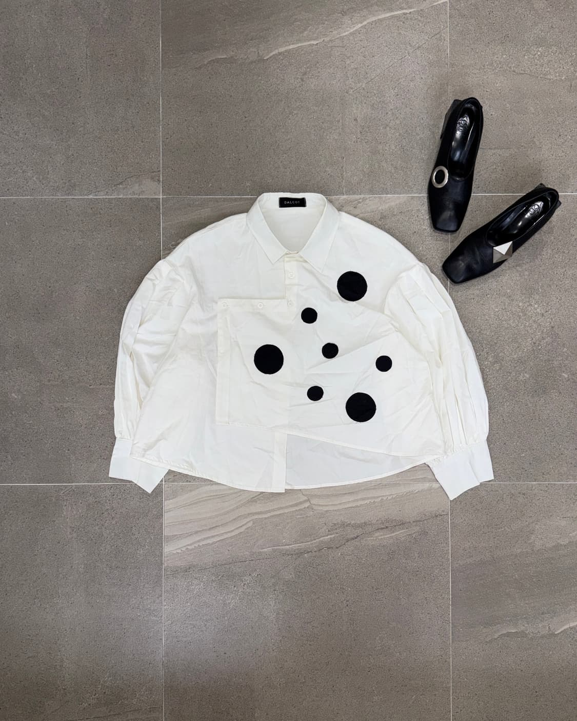 Dot unbalanced button puff blouse 상품이미지1