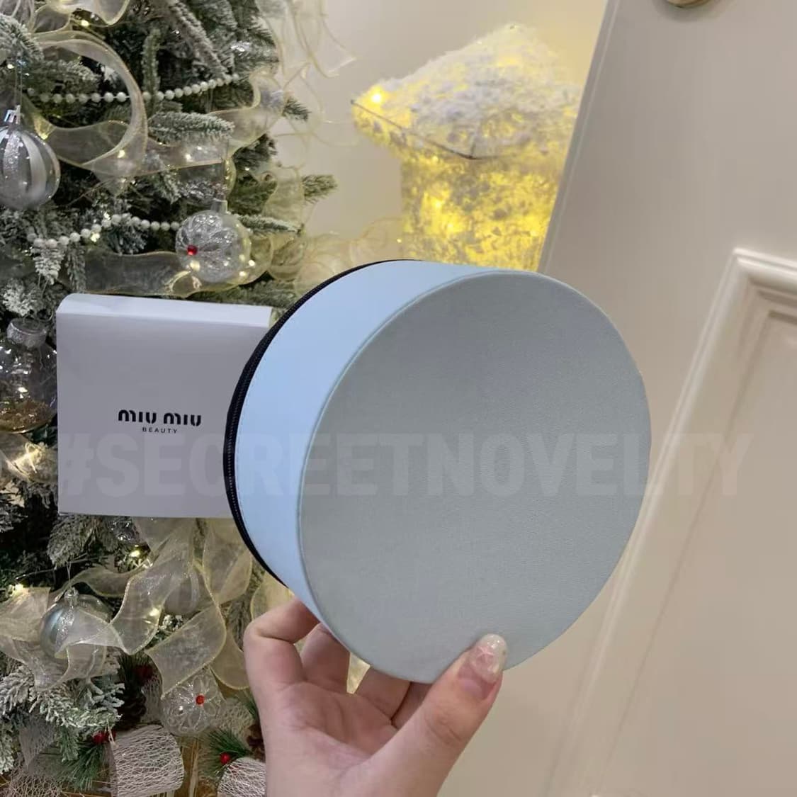 미우미우뷰티 신상 블루 원형 파우치 VIP 상품이미지4