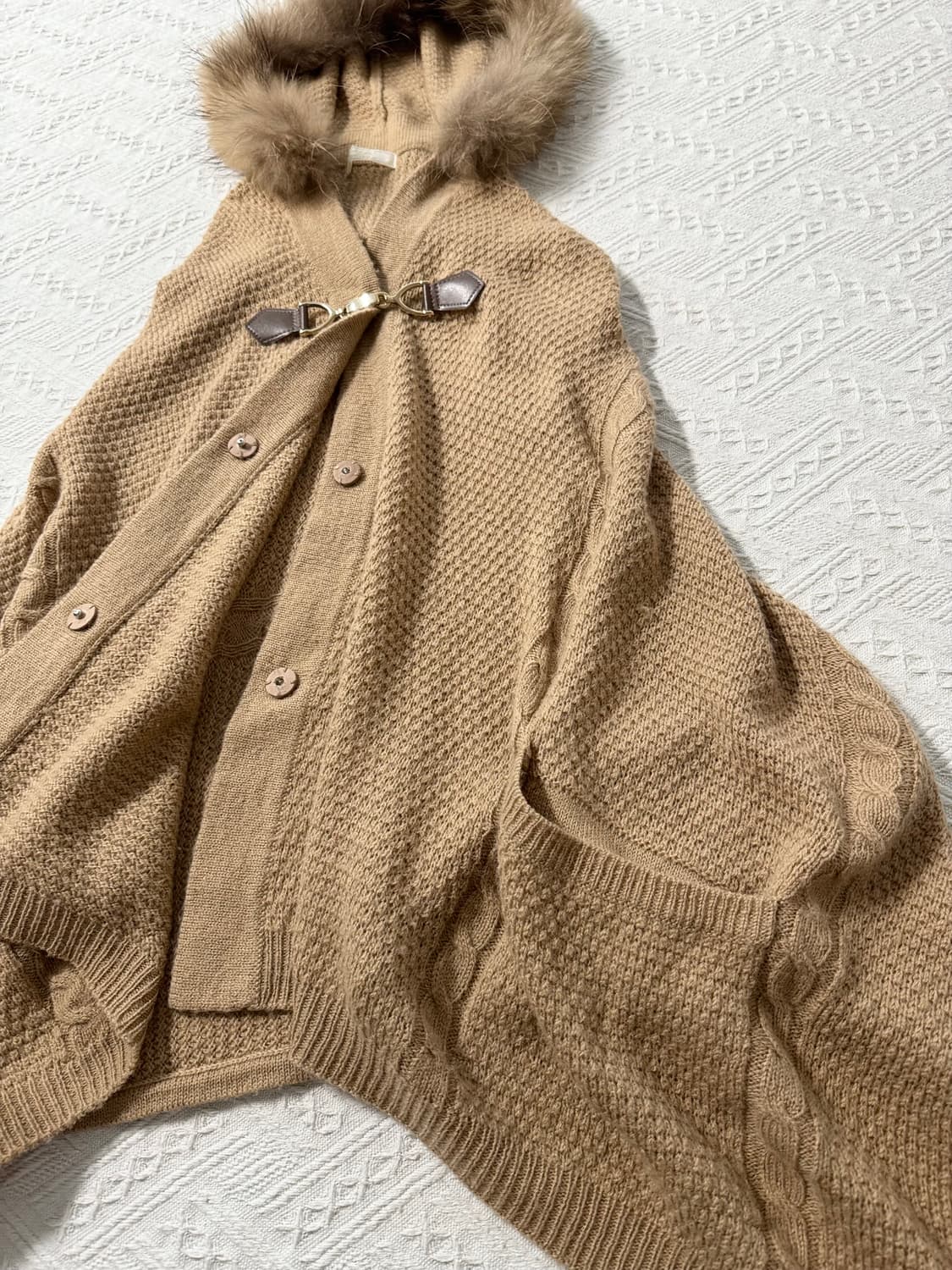 버클 히든 버튼 퍼 후디드 니트 케이프 상품이미지6