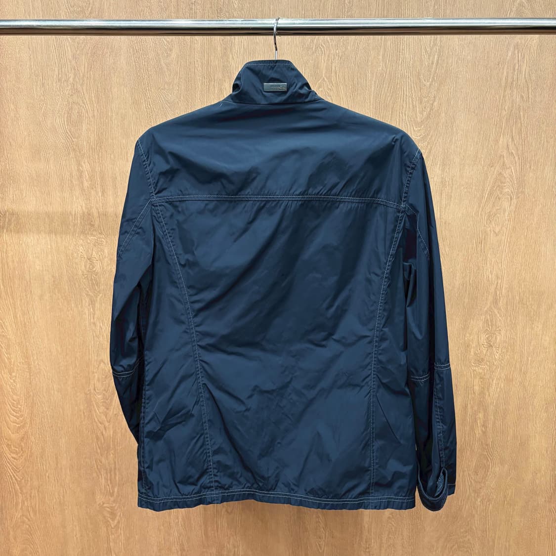 아르마니 꼴레지오니 하이넥 필드 자켓 후면 로고 메탈 장식 디테일 블랙 상품이미지3