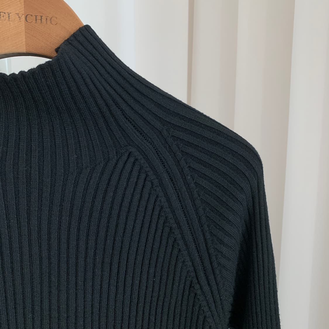 반폴라 옆트임 버튼조절 골지 슬림 블랙 니트 상품이미지3