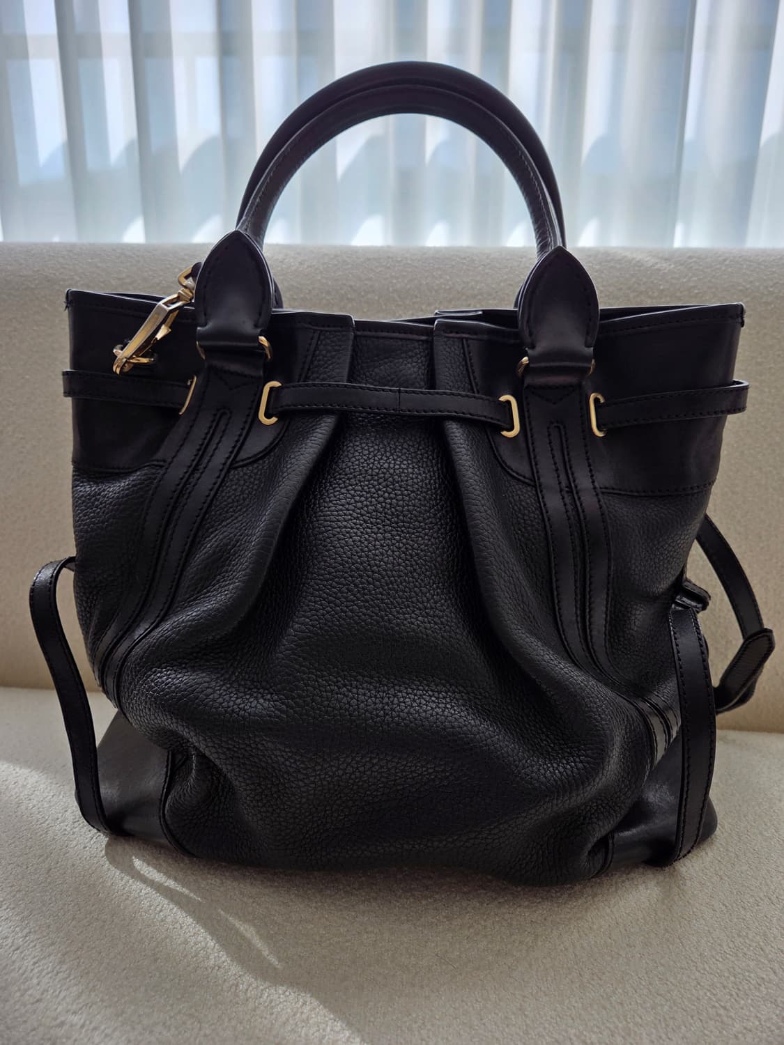 버버리  소가죽 블랙 솔더 크로스백 상품이미지5