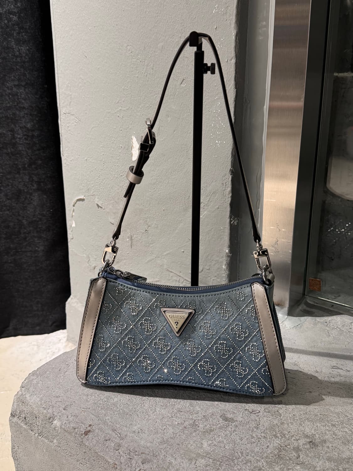 Guess 게스 데님 레더 숄더백 상품이미지1