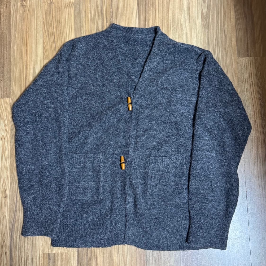 차콜 떡볶이 브이넥 가디건  상품이미지1