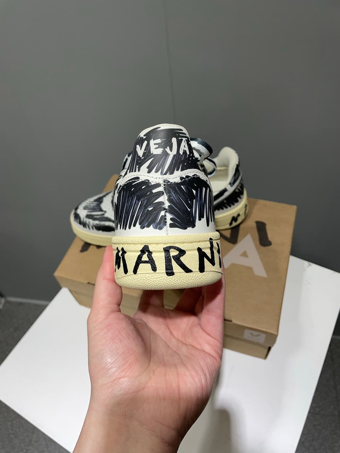 (정품/새상품) 베자 X 마르니 콜라보 여성 페인트 레더 로우 스니커즈 상품이미지6
