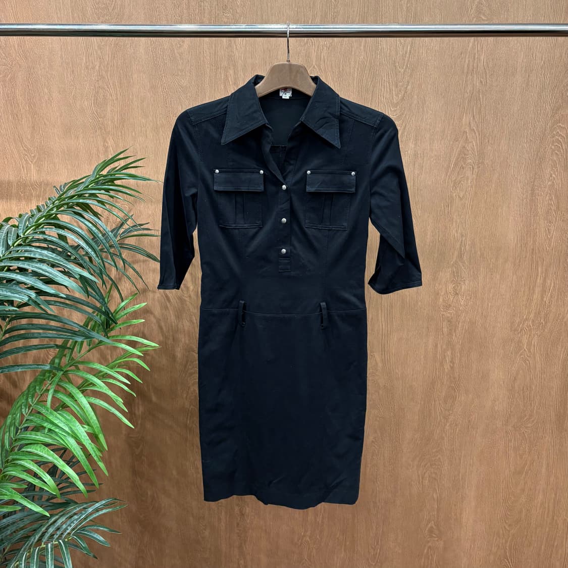 꾸레쥬 5부 오픈 카라 미디 원피스 플랩 포켓 디테일 H라인 블랙 상품이미지1