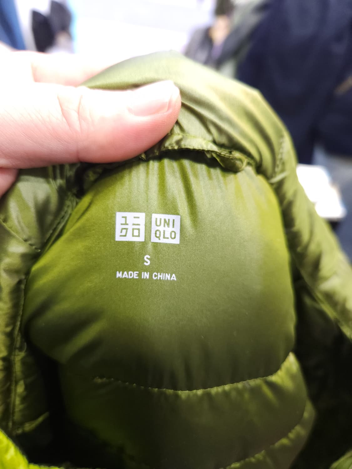 유니클로 오리털 후드 경량 패딩 점퍼
​
 상품이미지3