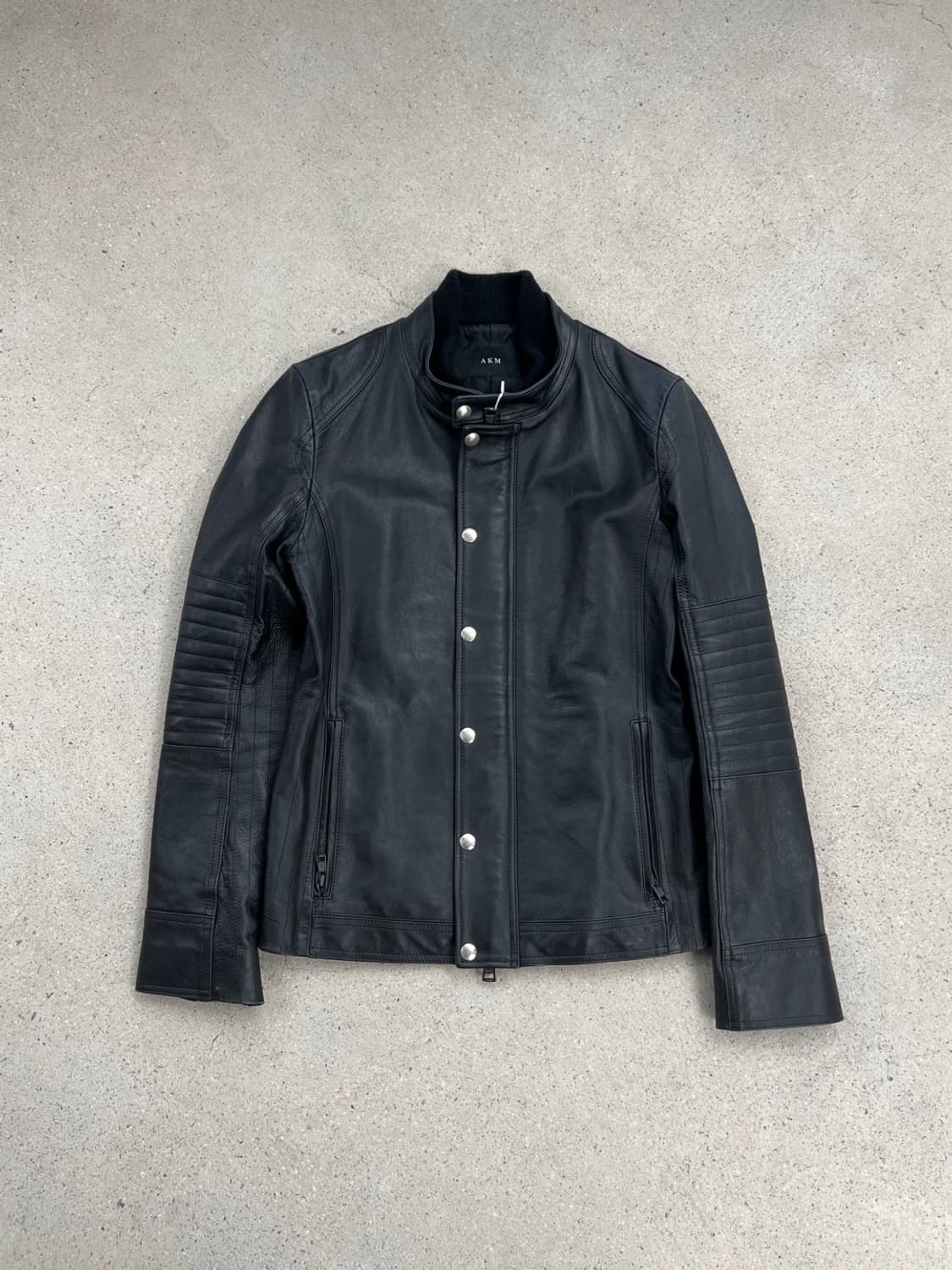 AKM 리브 하이넥 카우 레더 자켓 상품이미지1