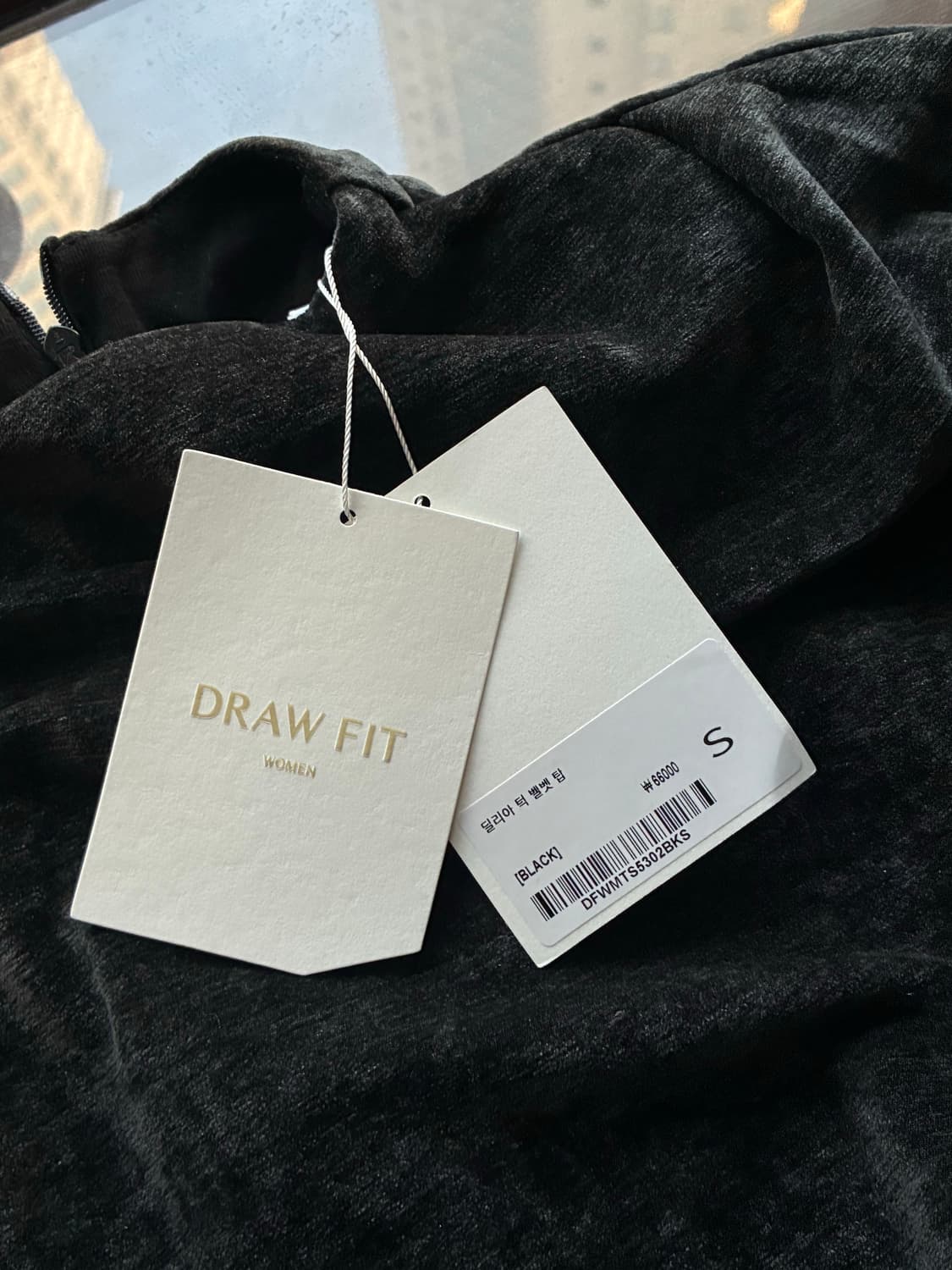 (새상품)(S) 드로우핏 우먼 딜리아 턱 벨벳 탑 [BLACK] 판매 상품이미지7